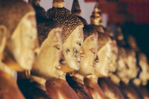 Buddha Figuren (Foto: Alexandre Chambon, unsplash.com) Buddha Figuren (Foto: Alexandre Chambon, unsplash.com)
