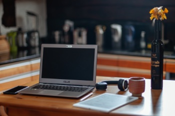 Hoher Wohlfühlfaktor im Homeoffice: Feng Shui macht es möglich (Foto: Ben Mysc / unsplash.com) Hoher Wohlfühlfaktor im Homeoffice: Feng Shui macht es möglich (Foto: Ben Mysc / unsplash.com)